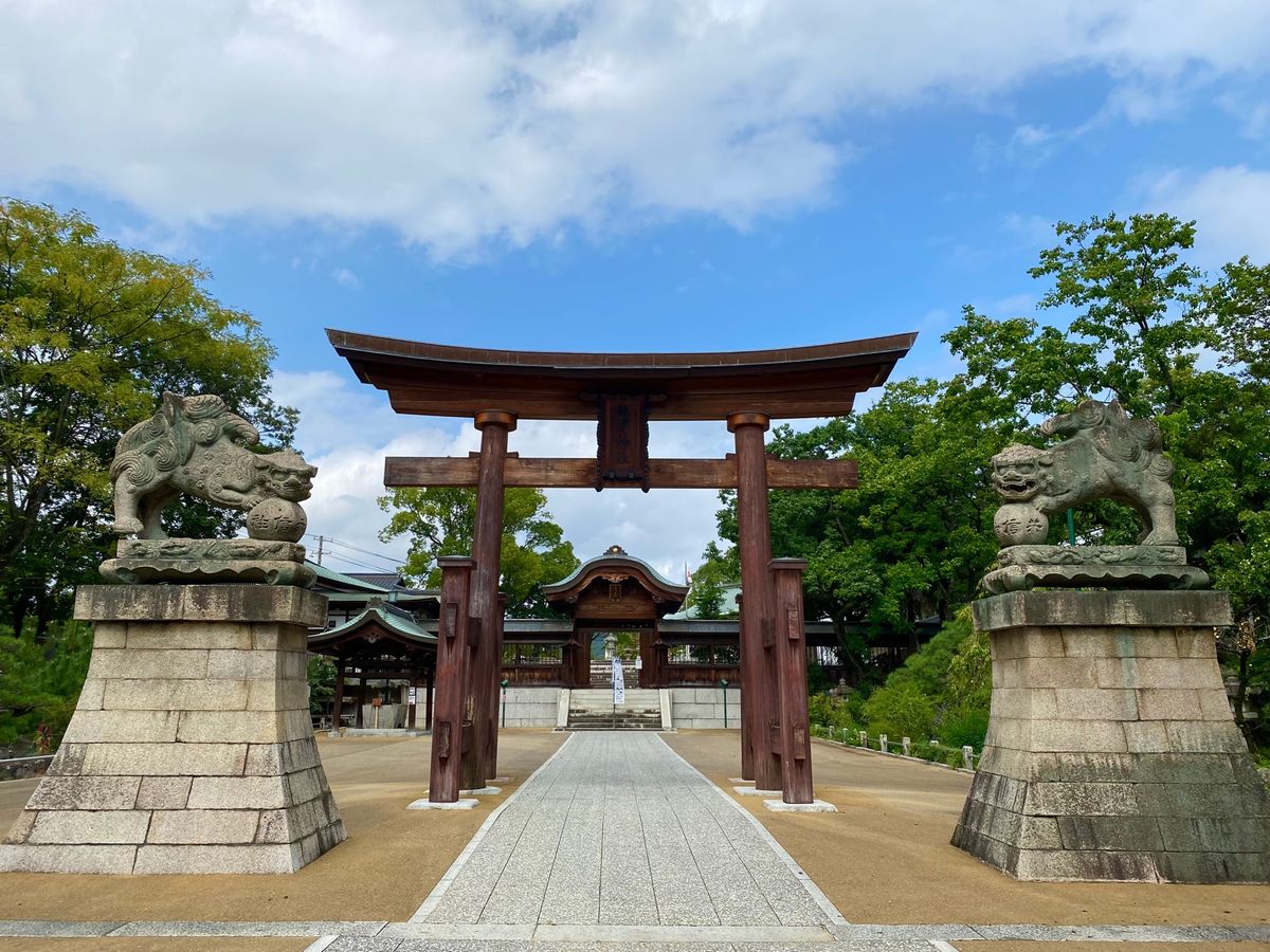 饒津（にぎつ）神社

最初読み方がわからなかった😅
入口には被爆したマツも...