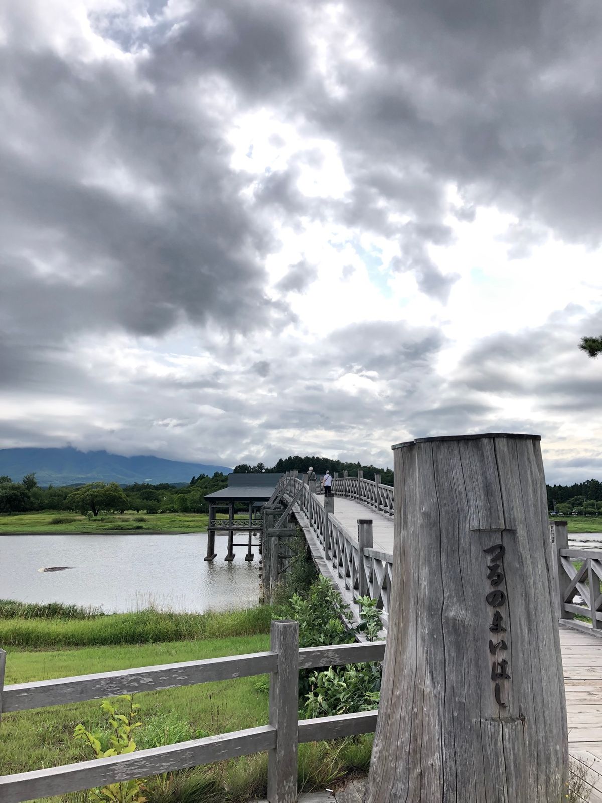 鶴の舞橋へ

津軽富士こと岩木山は曇っててきちんと見えず