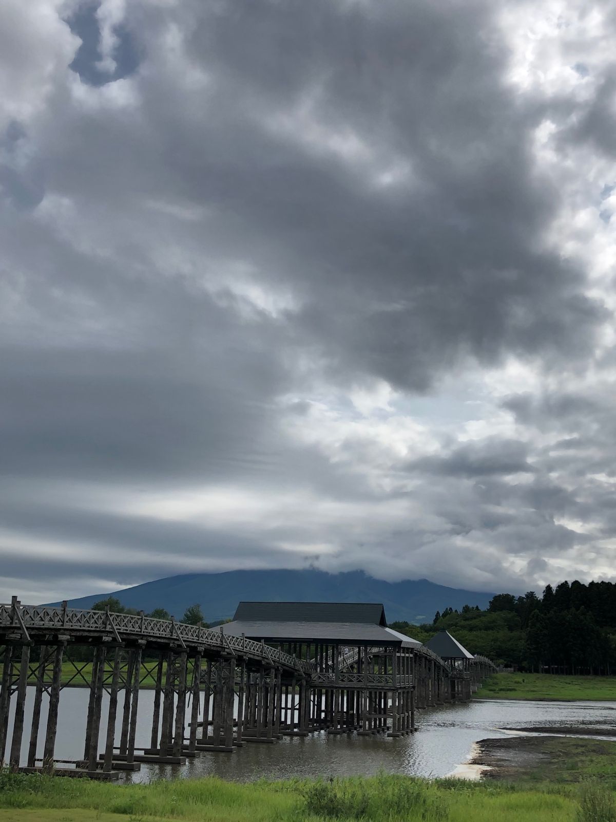 鶴の舞橋へ

津軽富士こと岩木山は曇っててきちんと見えず