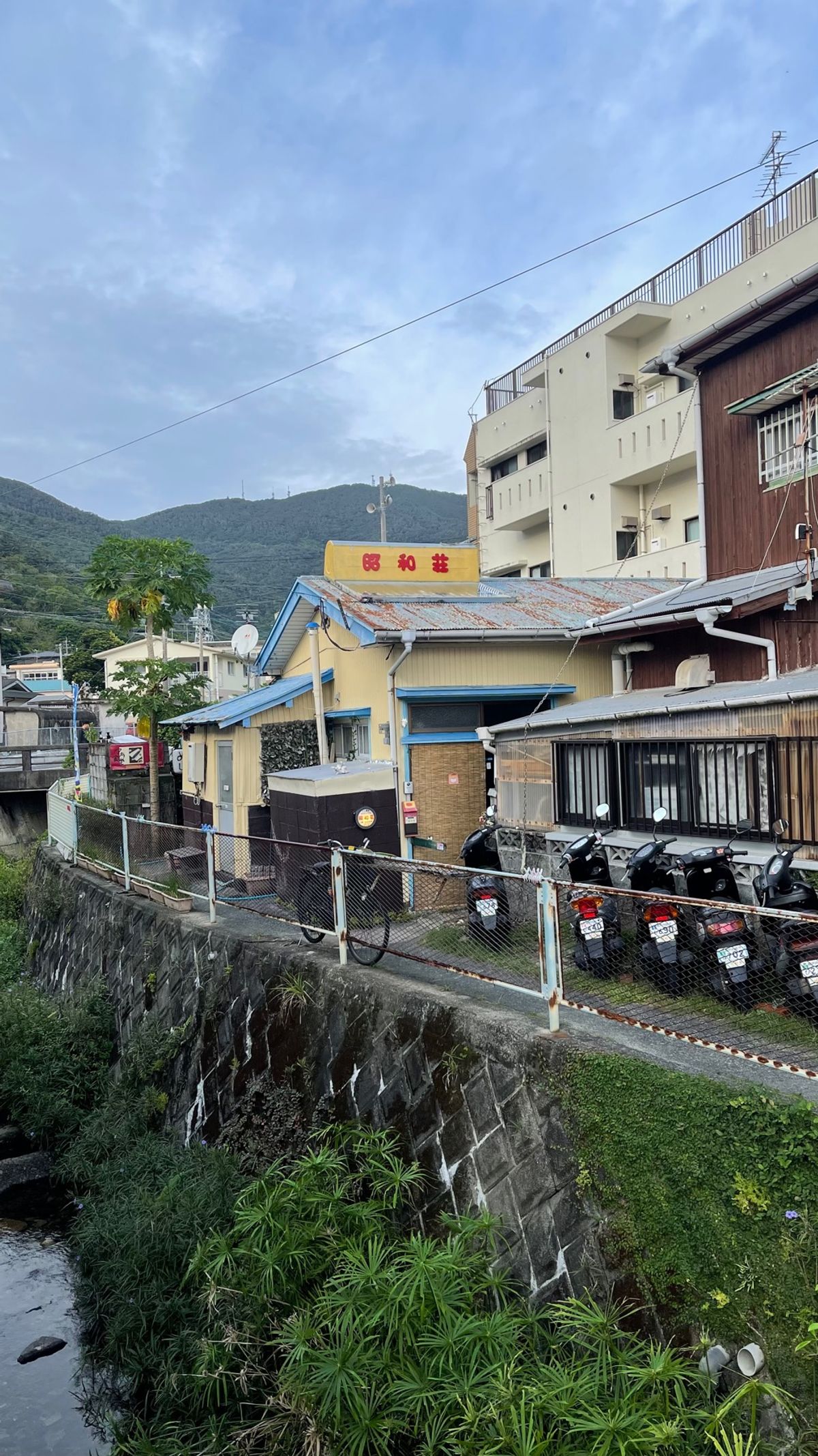 今回泊まるゲストハウス、昭和荘。
タケさんが送迎の車で空港まで迎えに来てく...