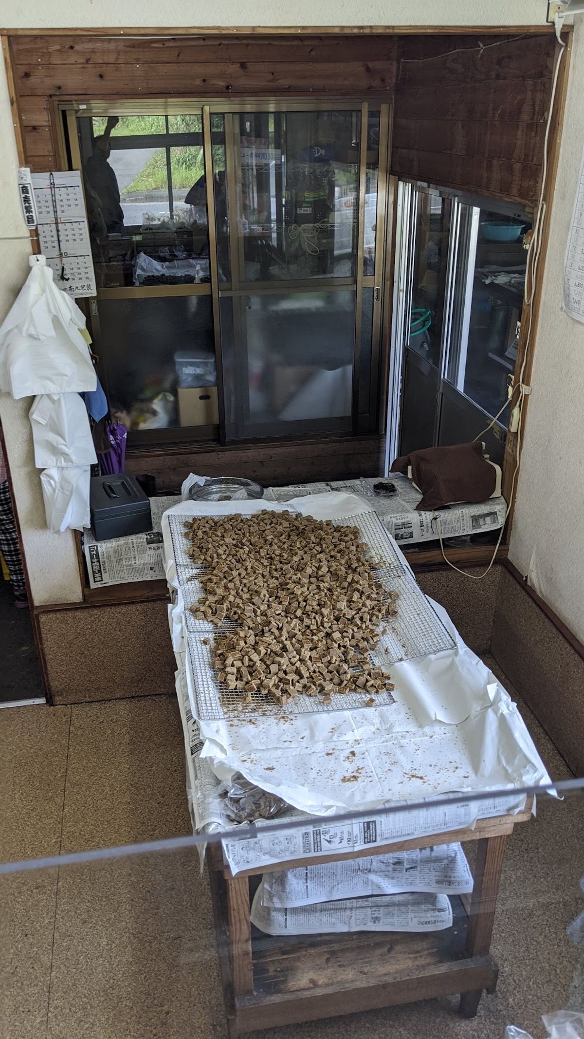 水間黒糖。
混ぜ物無しのガチ黒糖。
めちゃくちゃ美味い。
塊よりも"なべぶ...