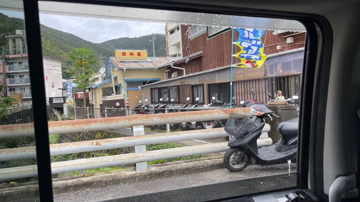 昭和荘の送迎サービス。
奄美空港まで送ってくれる。
旗まで振ってくれた。
...