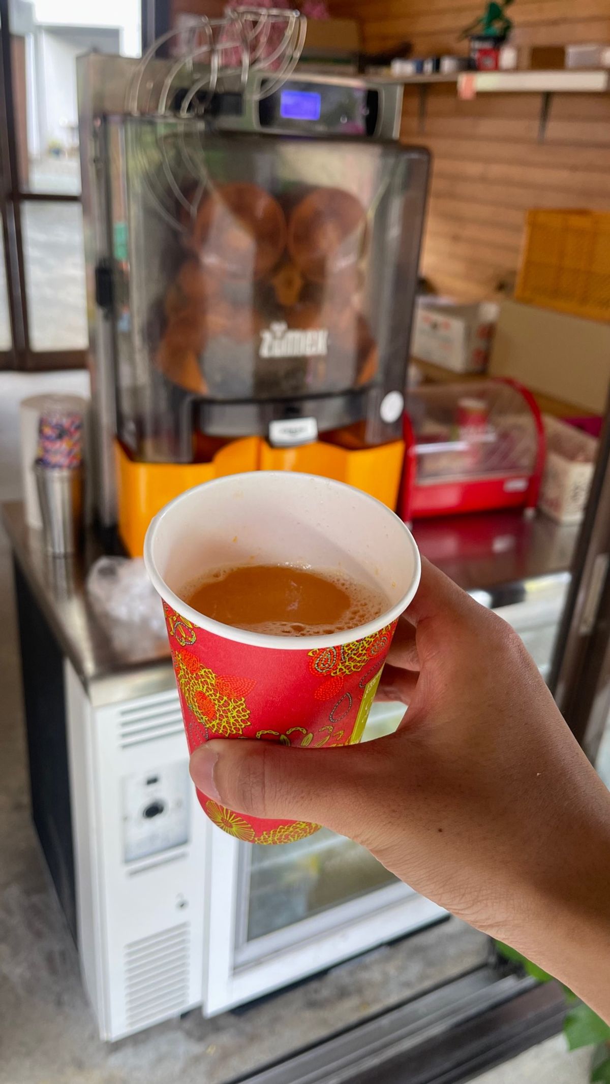 元井農園さんのたんかん搾りたてジュース。
これはめちゃくちゃ美味いので絶対...