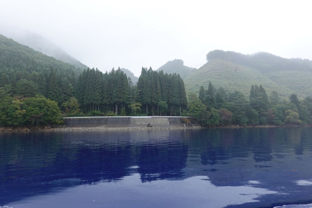 1日目
田沢湖
あいにくの雨だったけど湖の水が青くて綺麗😆
