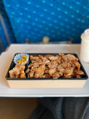とりめし弁当。とりめしの付け合わせが唐揚げ。
東京駅の端っこ。
新橋駅前。