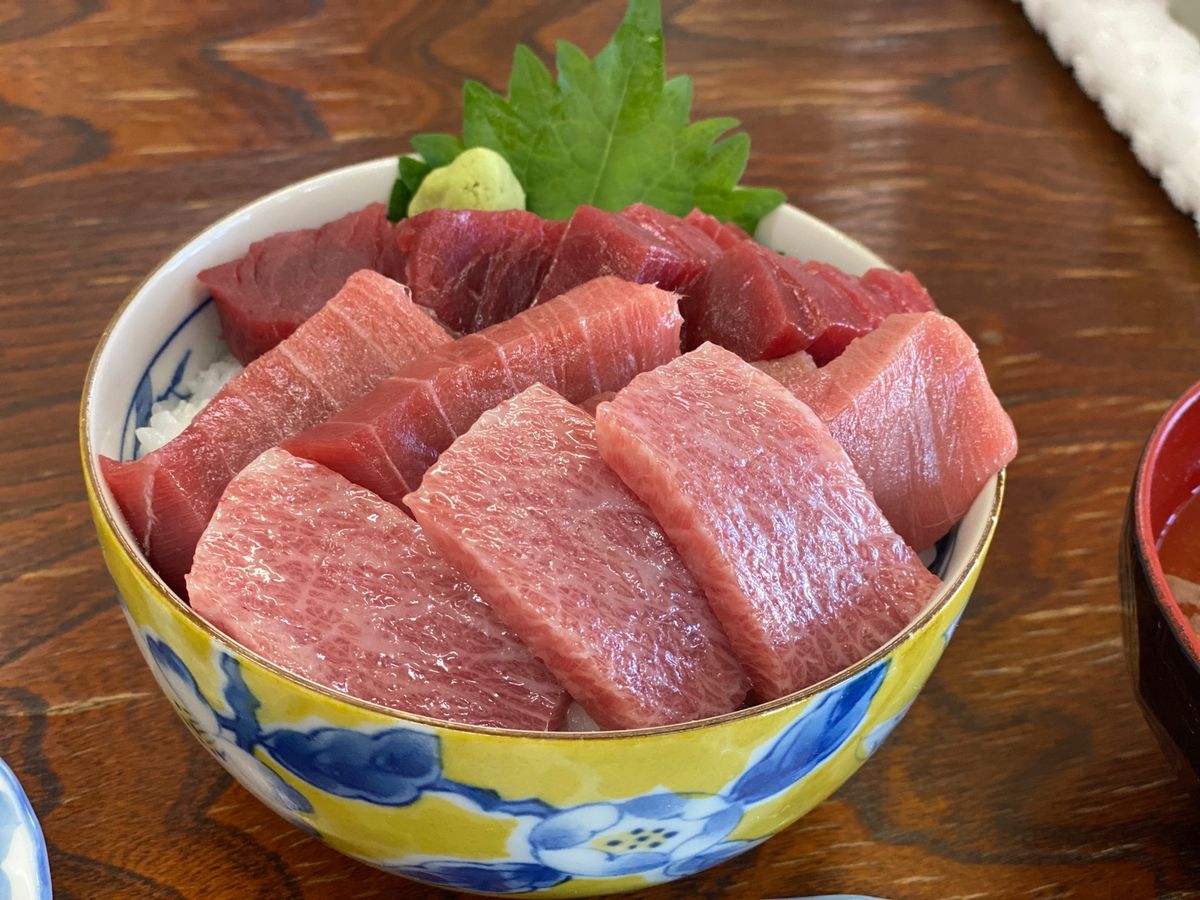 函館から車を積んでフェリーで大間へ。
まずは海峡荘のマグロ丼を🤤