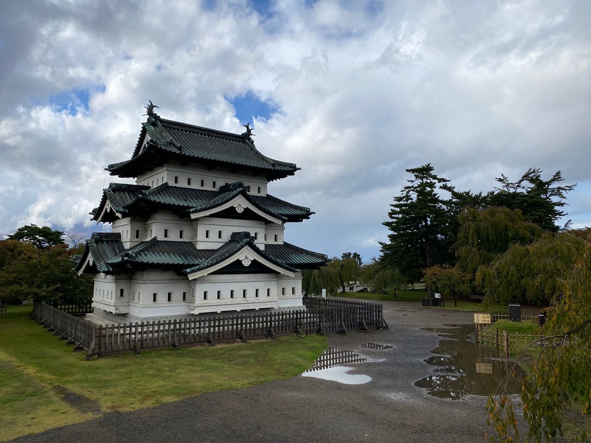雪のため十和田湖には行けず、急遽弘前へ向かうことに。
津軽こけし館、弘前城...