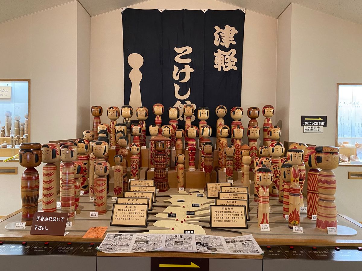 雪のため十和田湖には行けず、急遽弘前へ向かうことに。
津軽こけし館、弘前城...