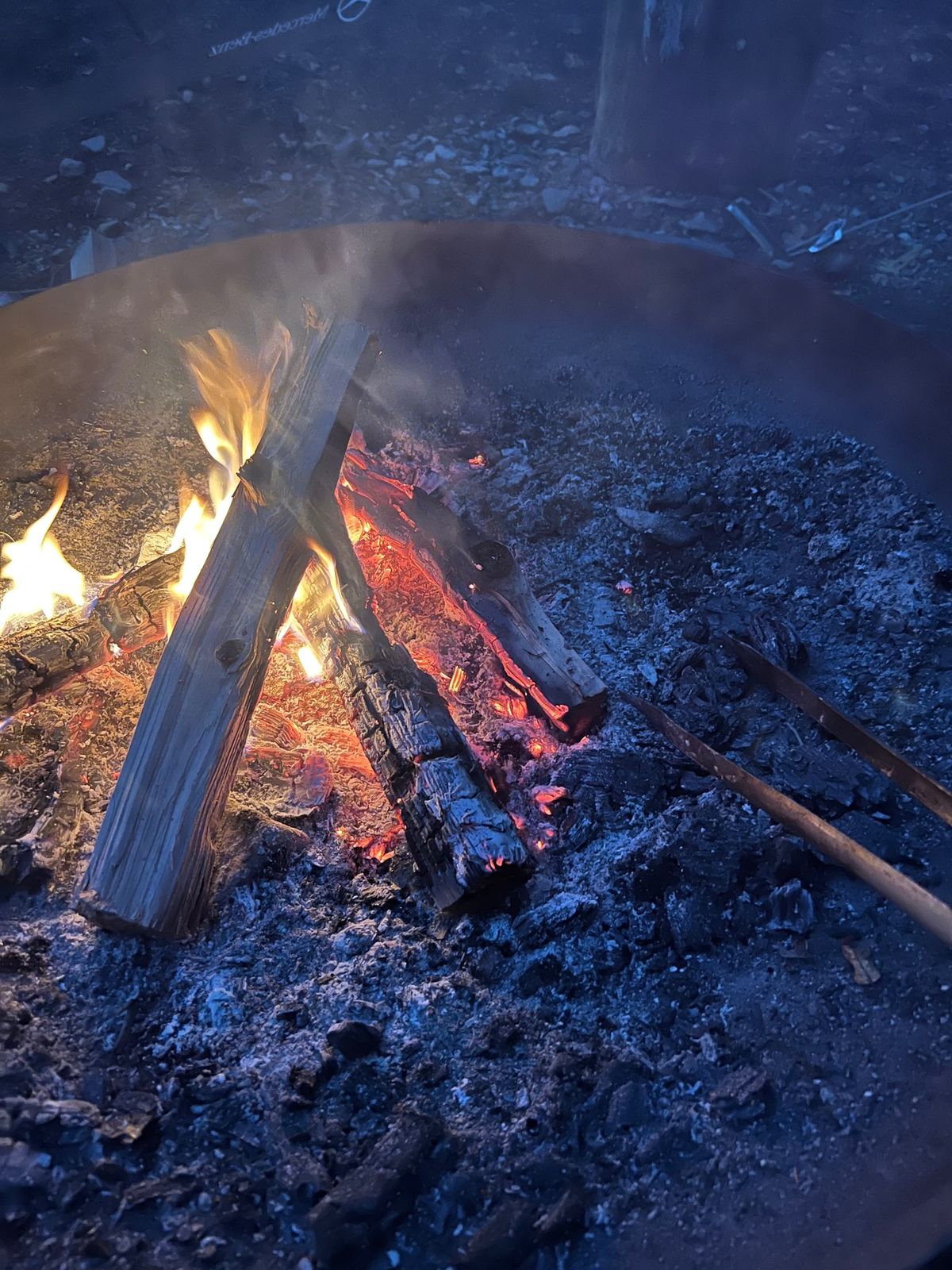 焚き火とビールが始まりました。見たことないスコットランドのビール
