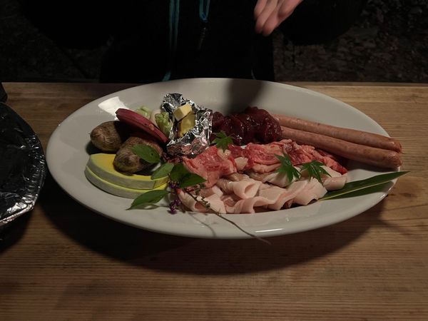日本・山梨県「ふもっぱらキャンプ/Mercedes me Forest」の写真：夕飯は地元の肉と野菜。
美味しかったです。