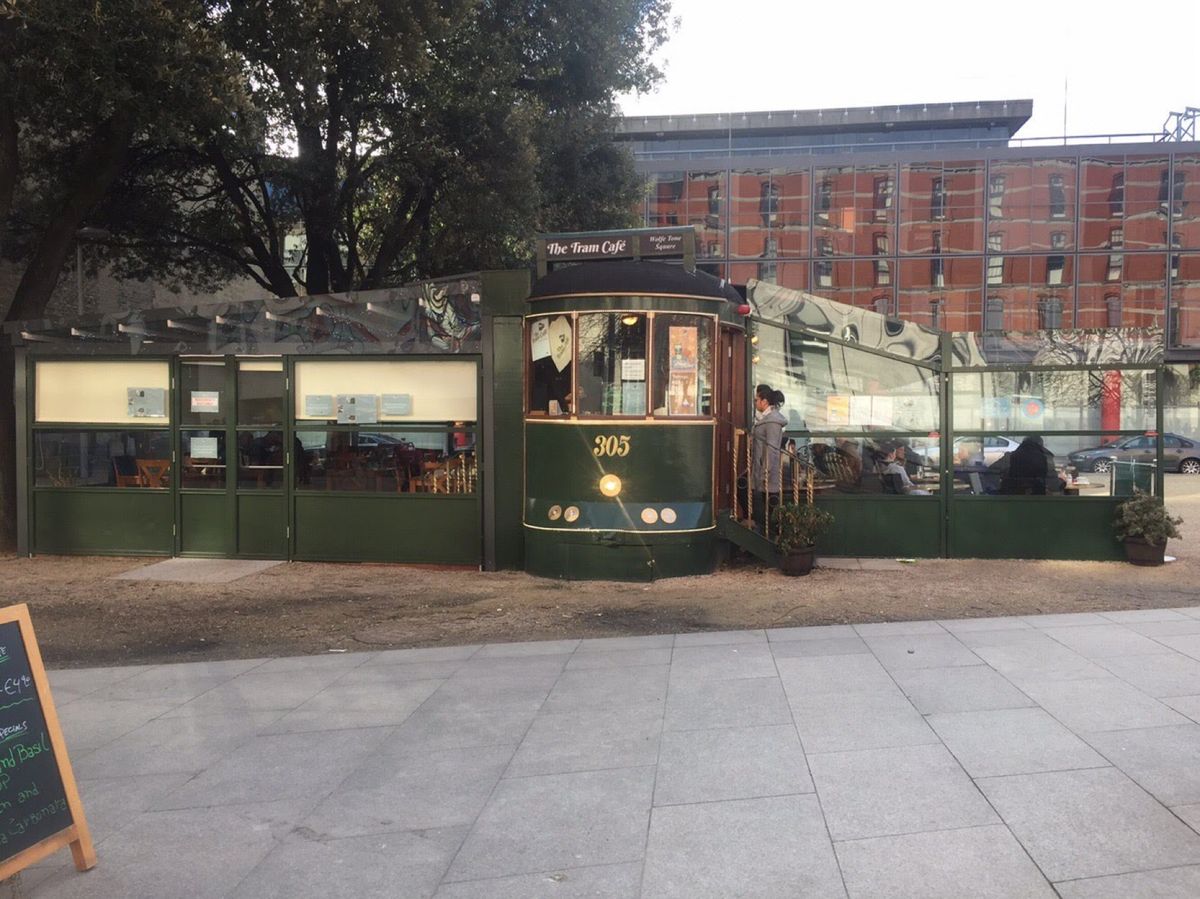 The Tram Cafe
tramは路面電車を意味する。
外観が可愛くて...