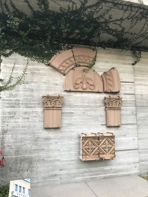 屋外に明治期以降の建築物の一部が展示されており、それはヨーロッパの遺跡のよ...