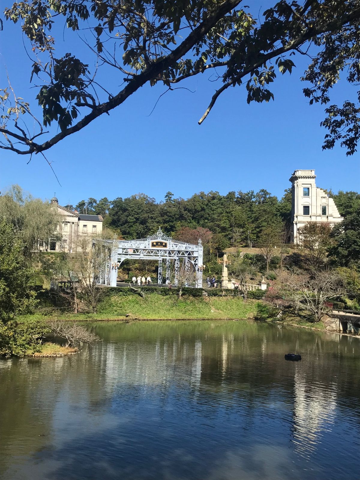 同じく明治村。
あまり写ってないけど、修学旅行生が山ほどいた。
お天気も良...