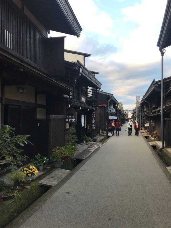 日本・白川郷「愛知・岐阜の旅」の写真：お店も閉店しそうな夕方にちょっとだけ高山...