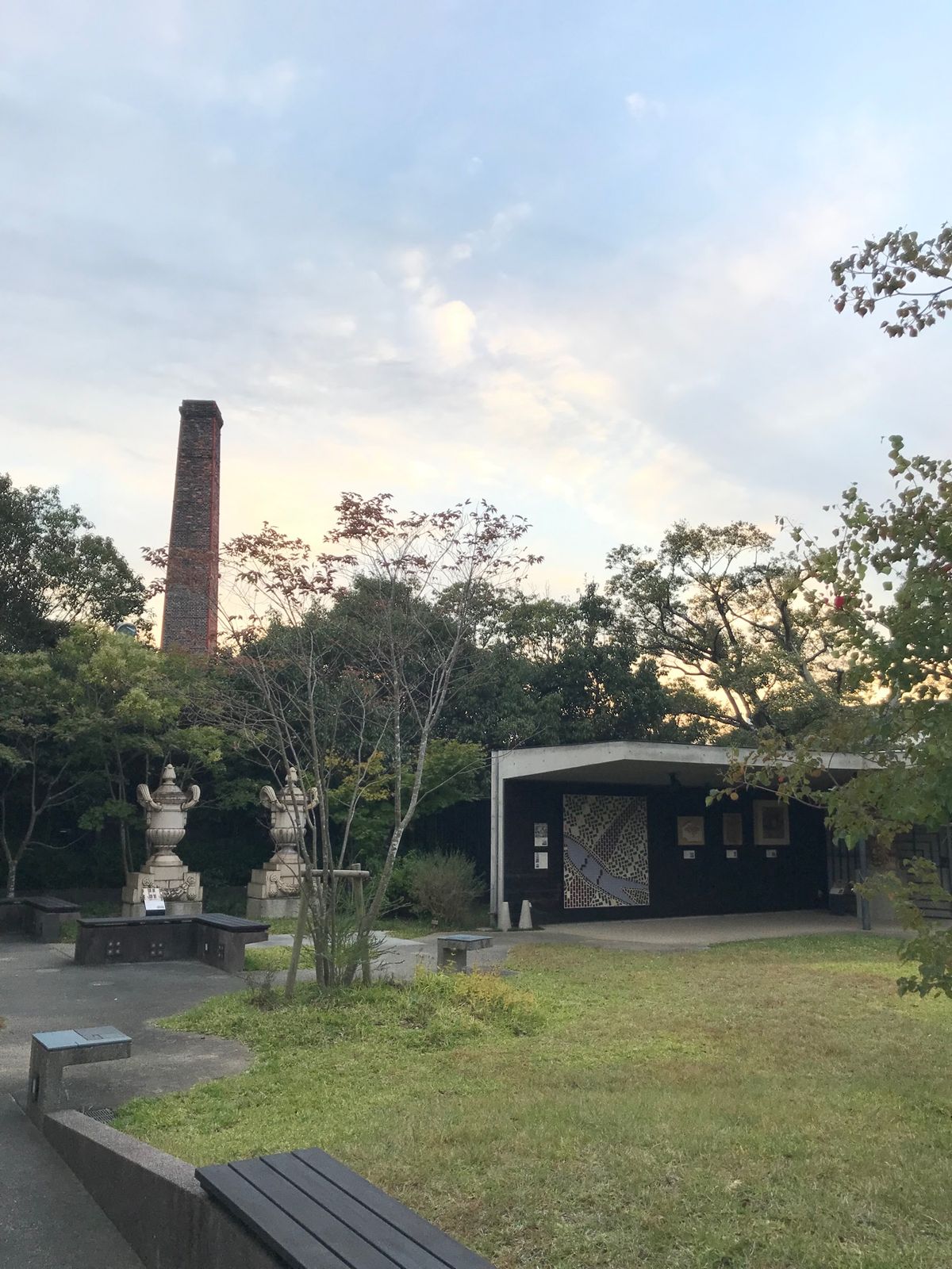 屋外に明治期以降の建築物の一部が展示されており、それはヨーロッパの遺跡のよ...