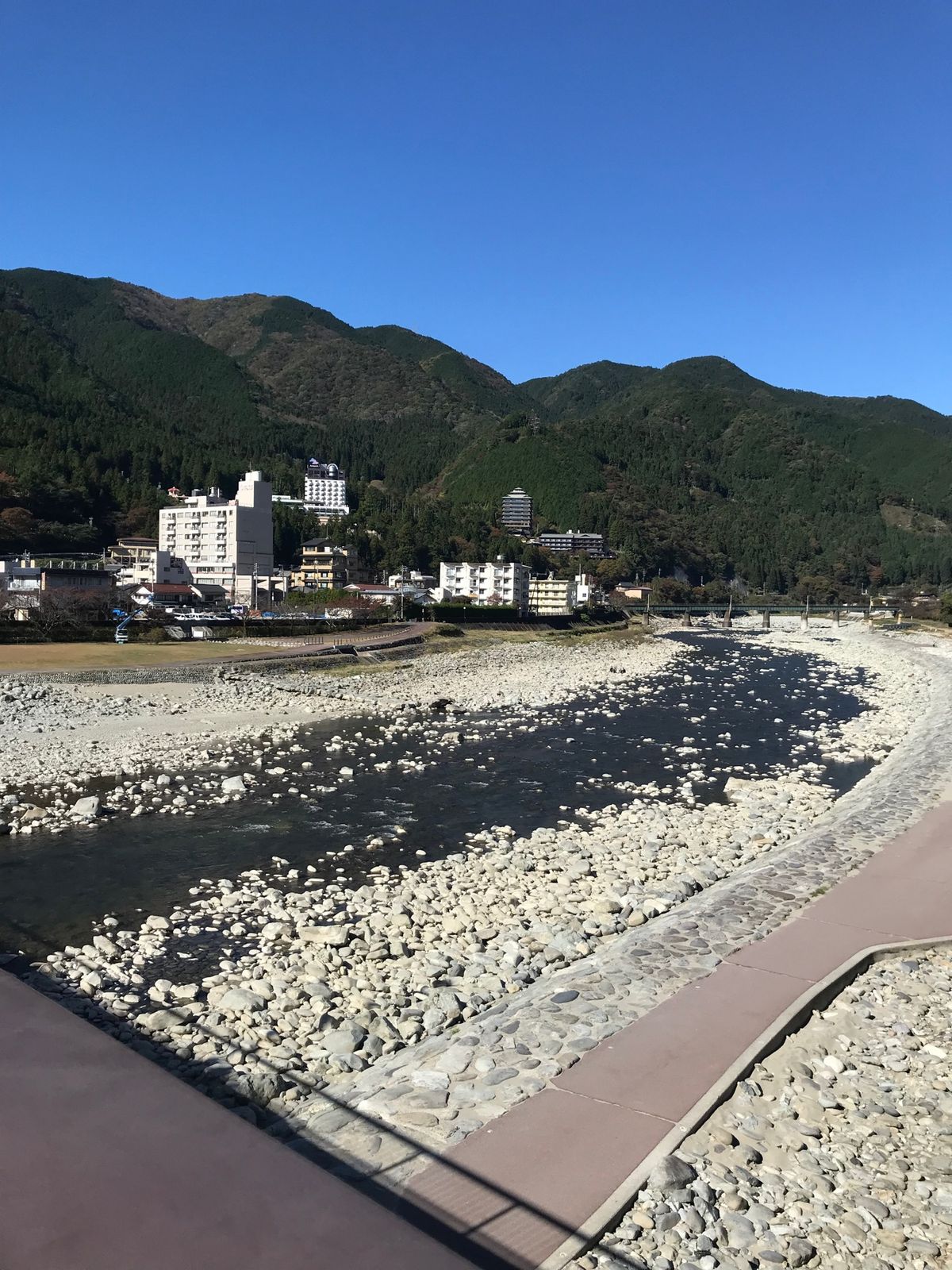 最後の宿、下呂温泉♨️
大きな川があるので広〜く感じた。
河原で露天風呂？...