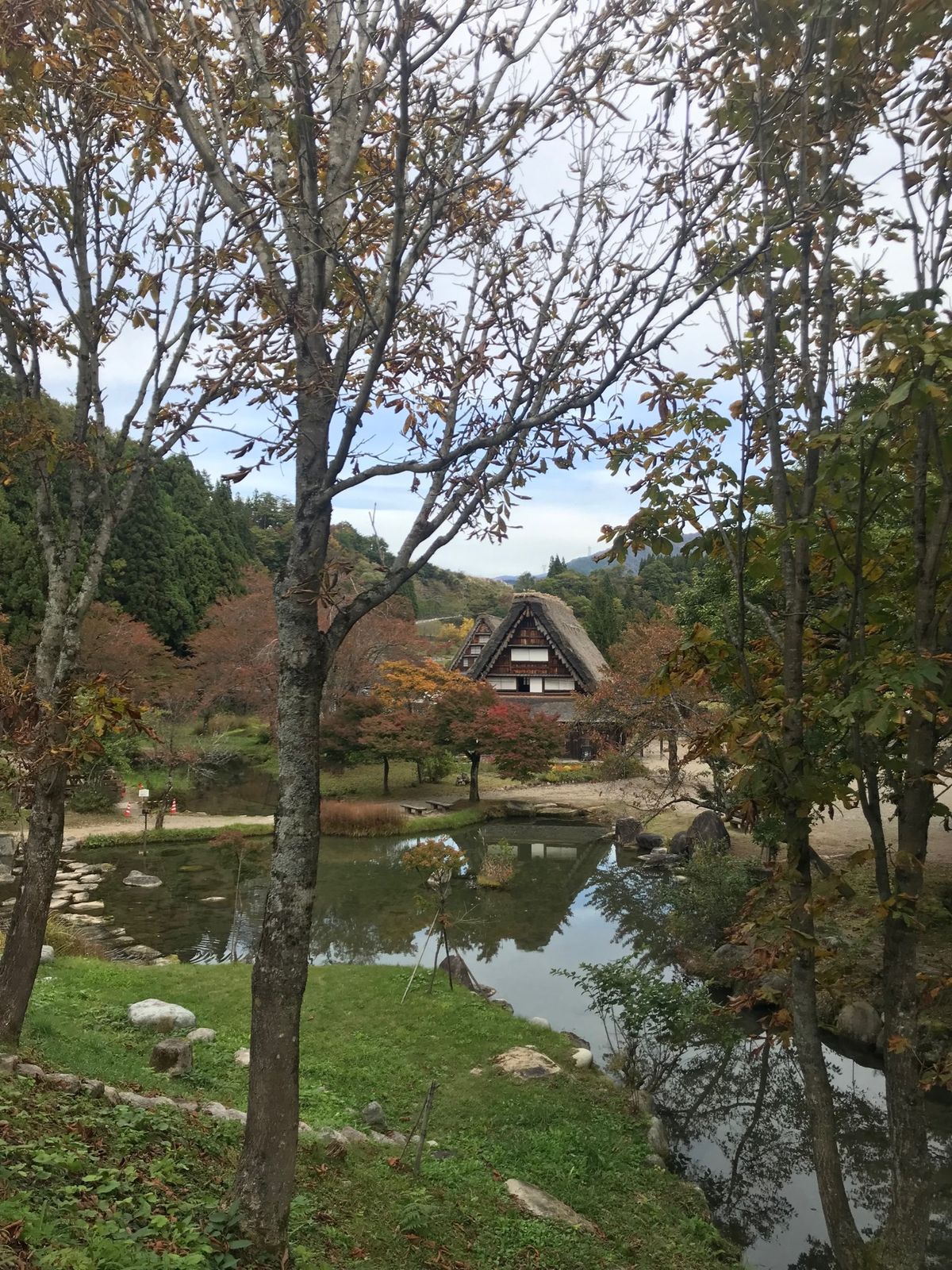 ついに白川郷へ！
こんな秘境なのに観光客よく来るなぁ、と感心もしたりして。...