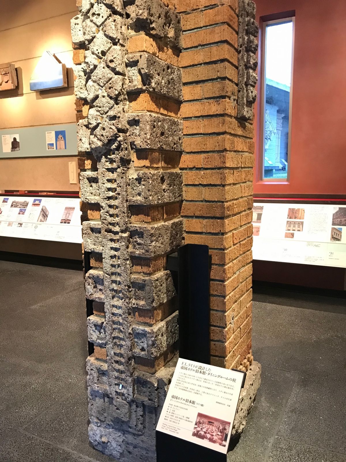 屋外に明治期以降の建築物の一部が展示されており、それはヨーロッパの遺跡のよ...