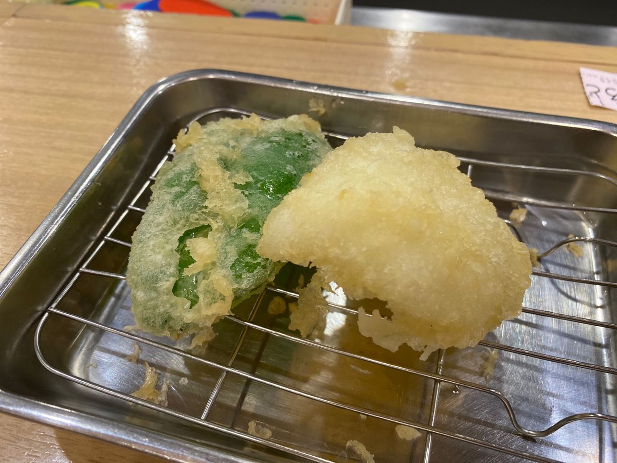 着いてすぐのランチは天ぷらひらおさんで揚げたて天ぷら。
これこそ博多っ子の...