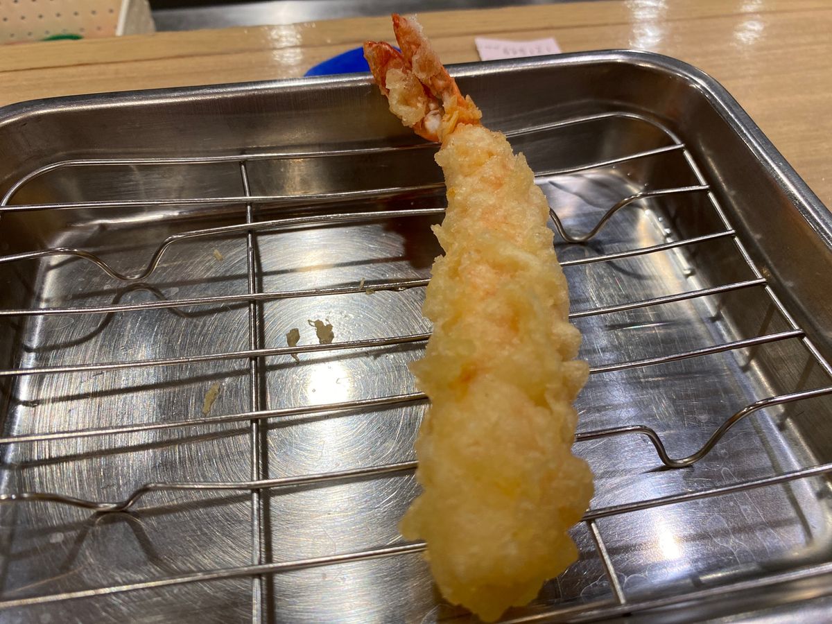 着いてすぐのランチは天ぷらひらおさんで揚げたて天ぷら。
これこそ博多っ子の...