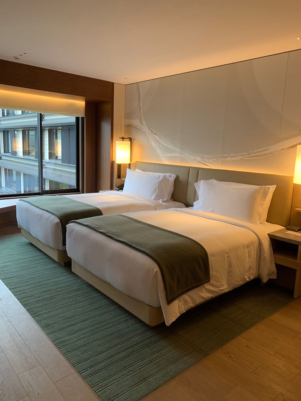 大人気のアフタヌーンティー。部屋は広くて備品も完璧。