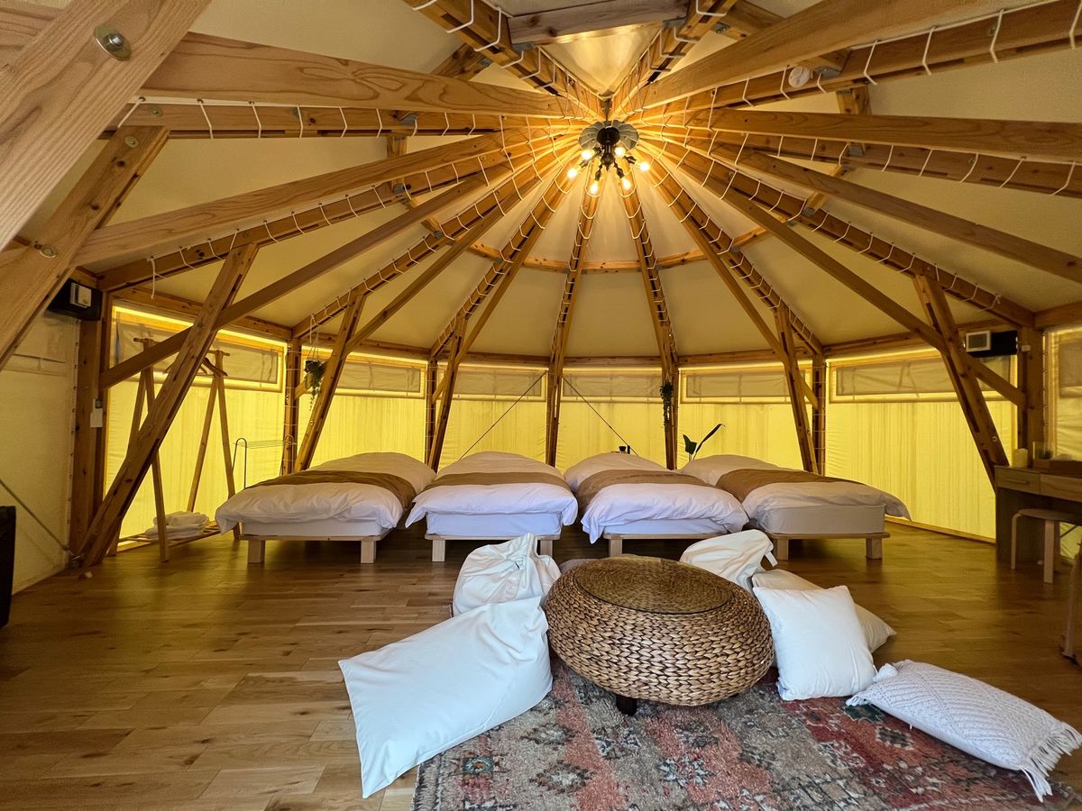 マウントフジキャンプリゾート到着！
今回はグランピングCサイト
中めっちゃ...