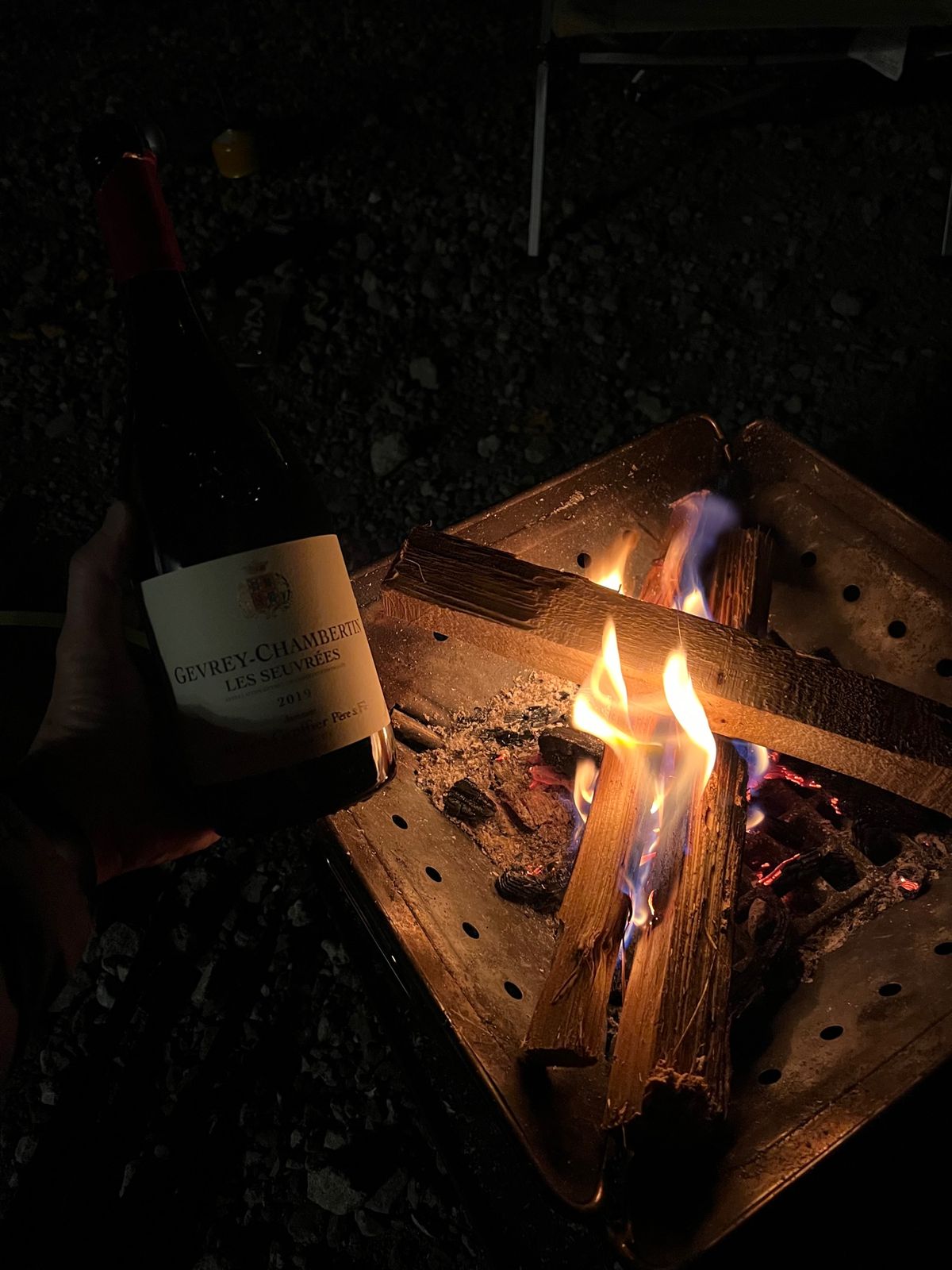 ひとり焚き火ワイン

コルクが折れて焦りました