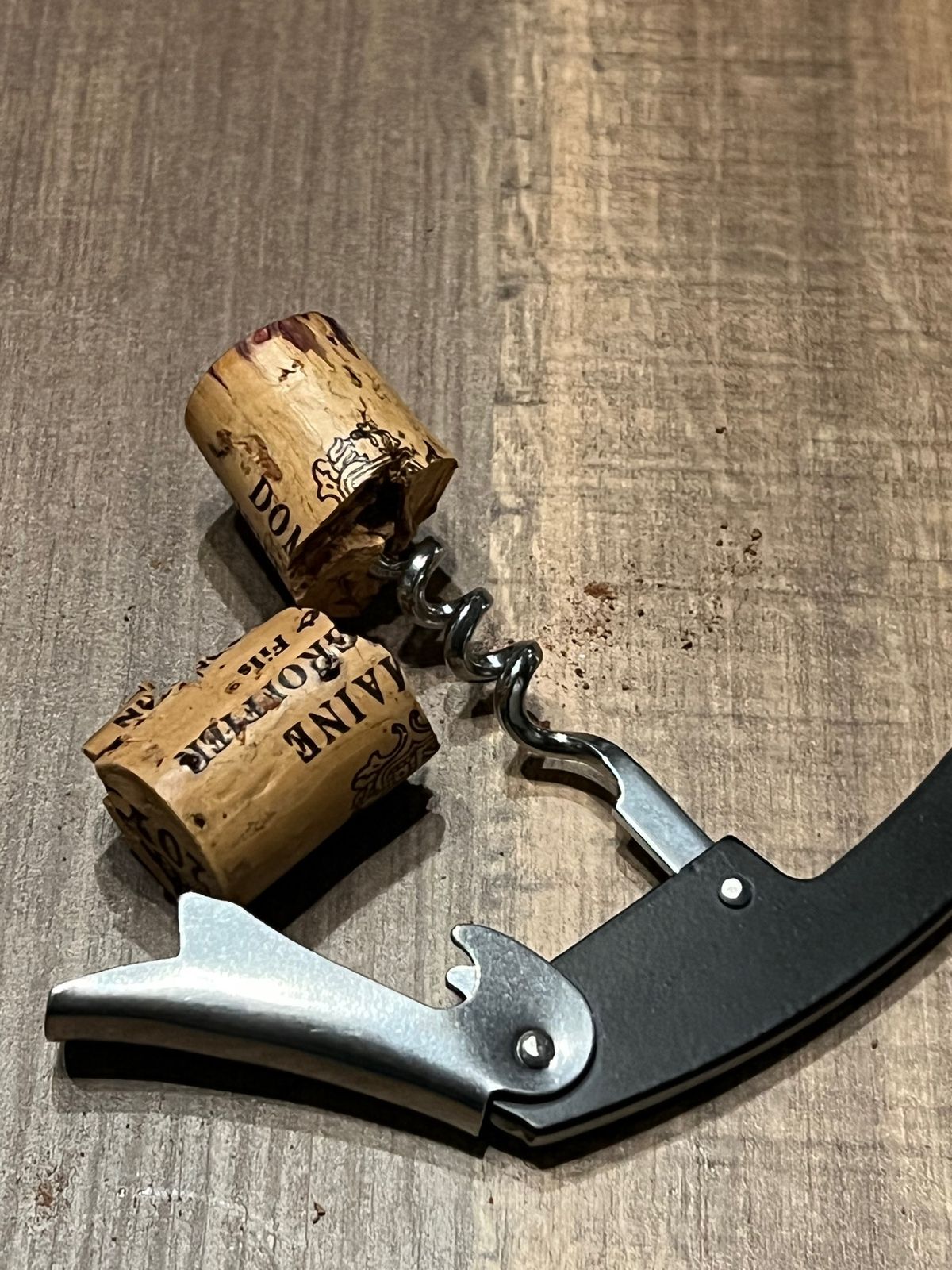 ひとり焚き火ワイン

コルクが折れて焦りました