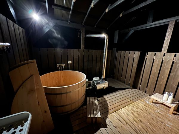 日本・山梨県「マウントフジキャンプリゾート　グランピングCサイト」の写真：なんと、檜風呂持ってます🛁