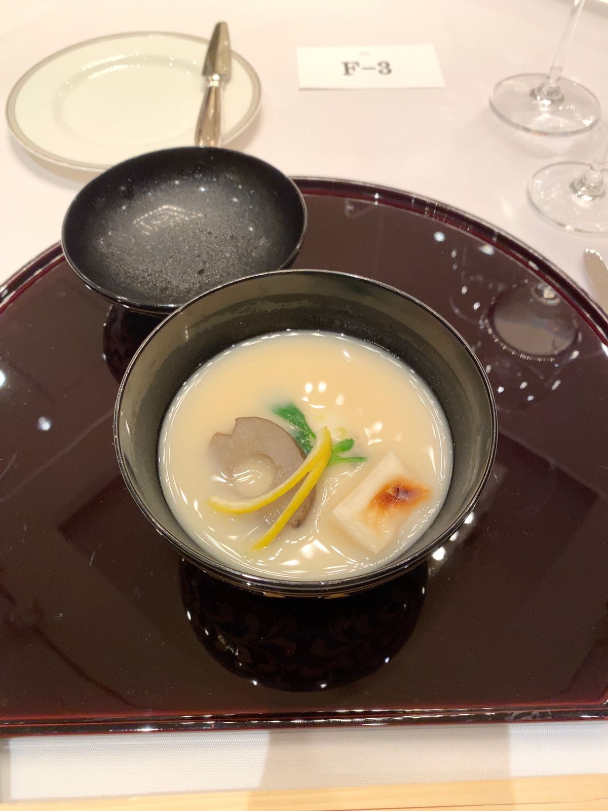 パレスホテル東京

会食で出た食事たち
美味しかったけど…

よく知らん会...