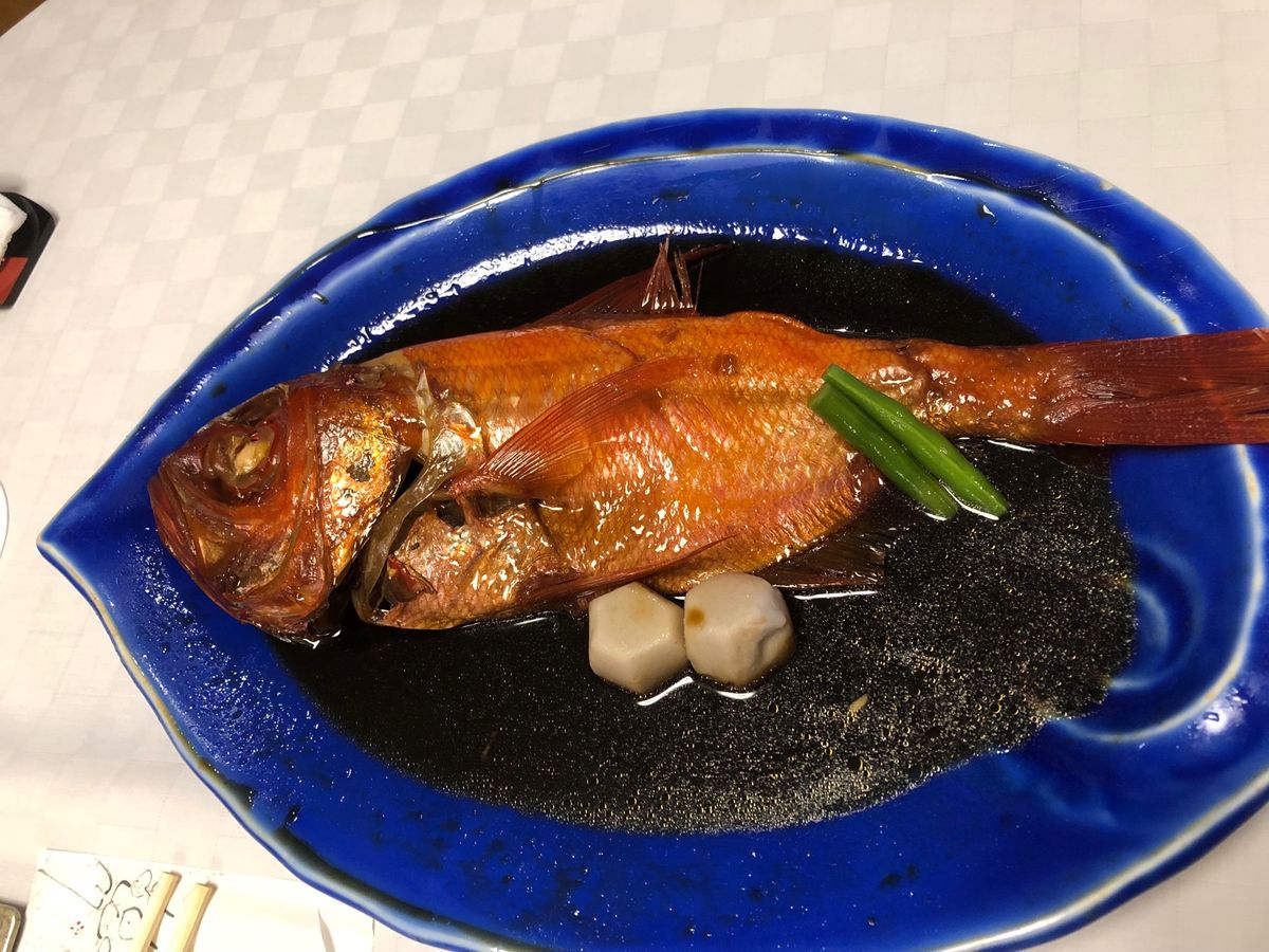 食事は夜も朝も舟盛りが出てくる豪華さ。他にも金目鯛の姿煮、鮑の酒蒸し、鯛め...