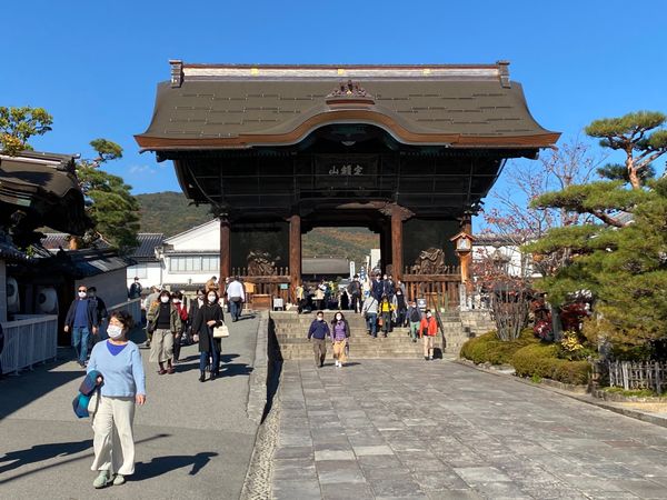 日本・長野県「長野　善光寺と美術館」の写真：長野市
●善光寺
●紅葉🍁日経太陽の輝き...