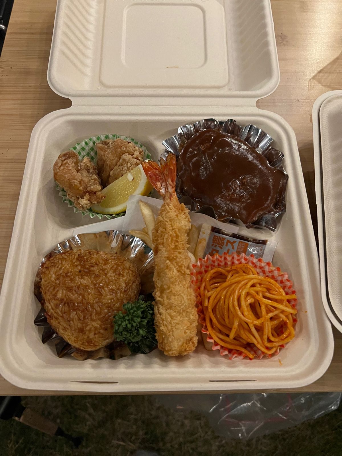 夕飯はこんな感じです。
ボリュームすごい。。。！
2枚目は子供用のもので２...