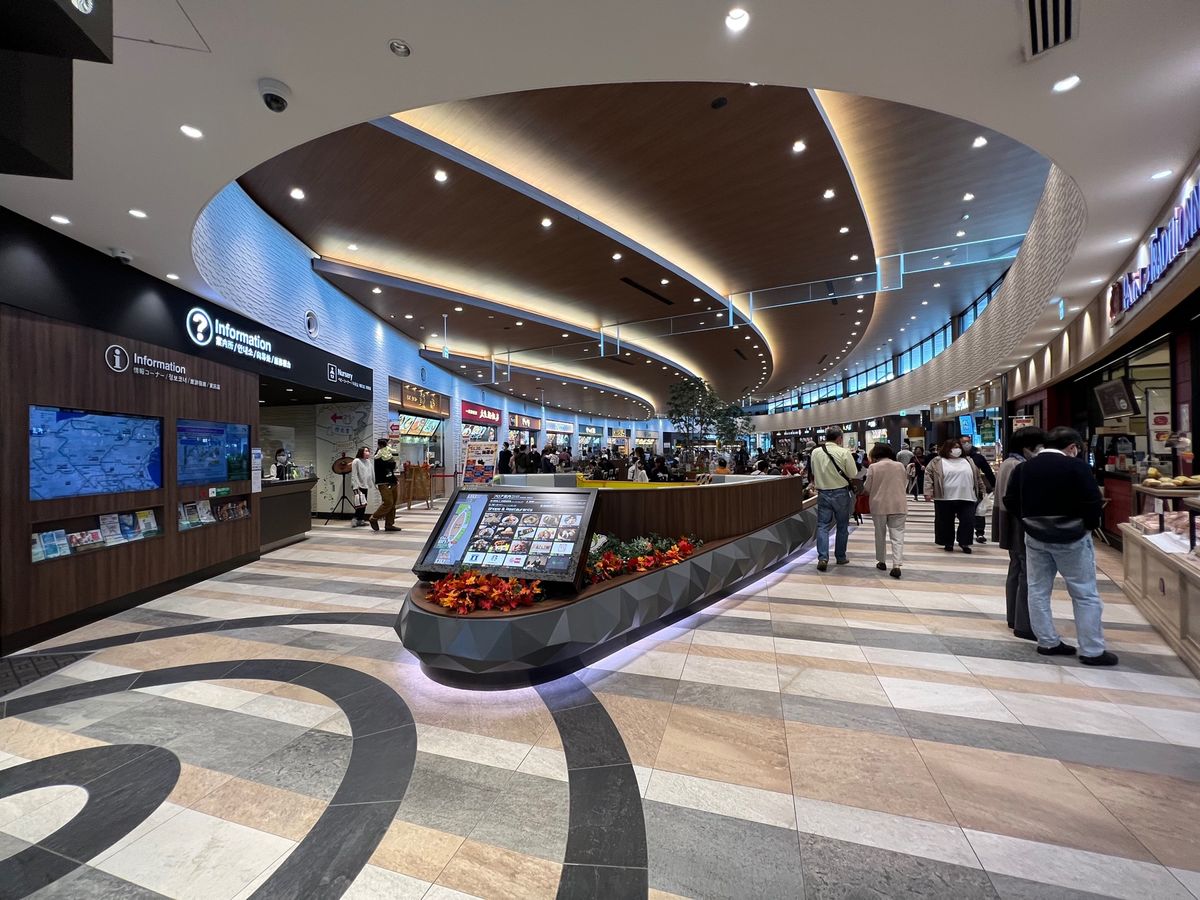 守谷サービスエリアでお昼休憩
めっちゃ綺麗です

子供たちは安定のせたが屋...