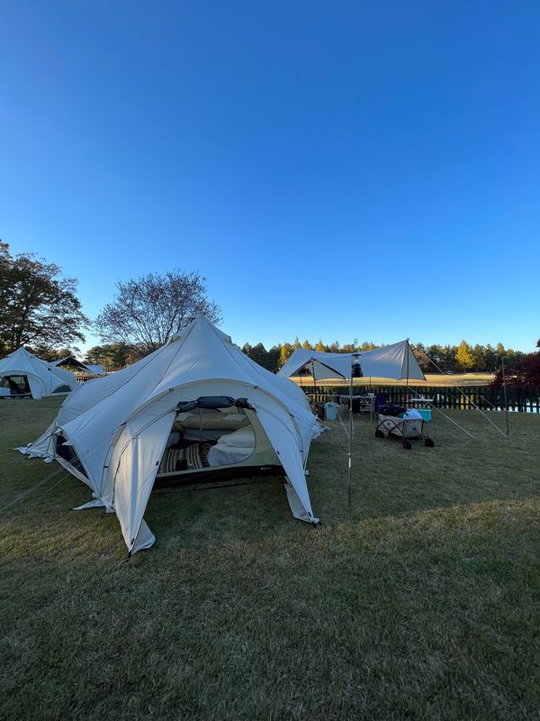 日本・茨城県「静ヒルズカントリークラブで手ぶらキャンプ」の写真：キャンプ場到着！現役のゴルフコースだけあ...