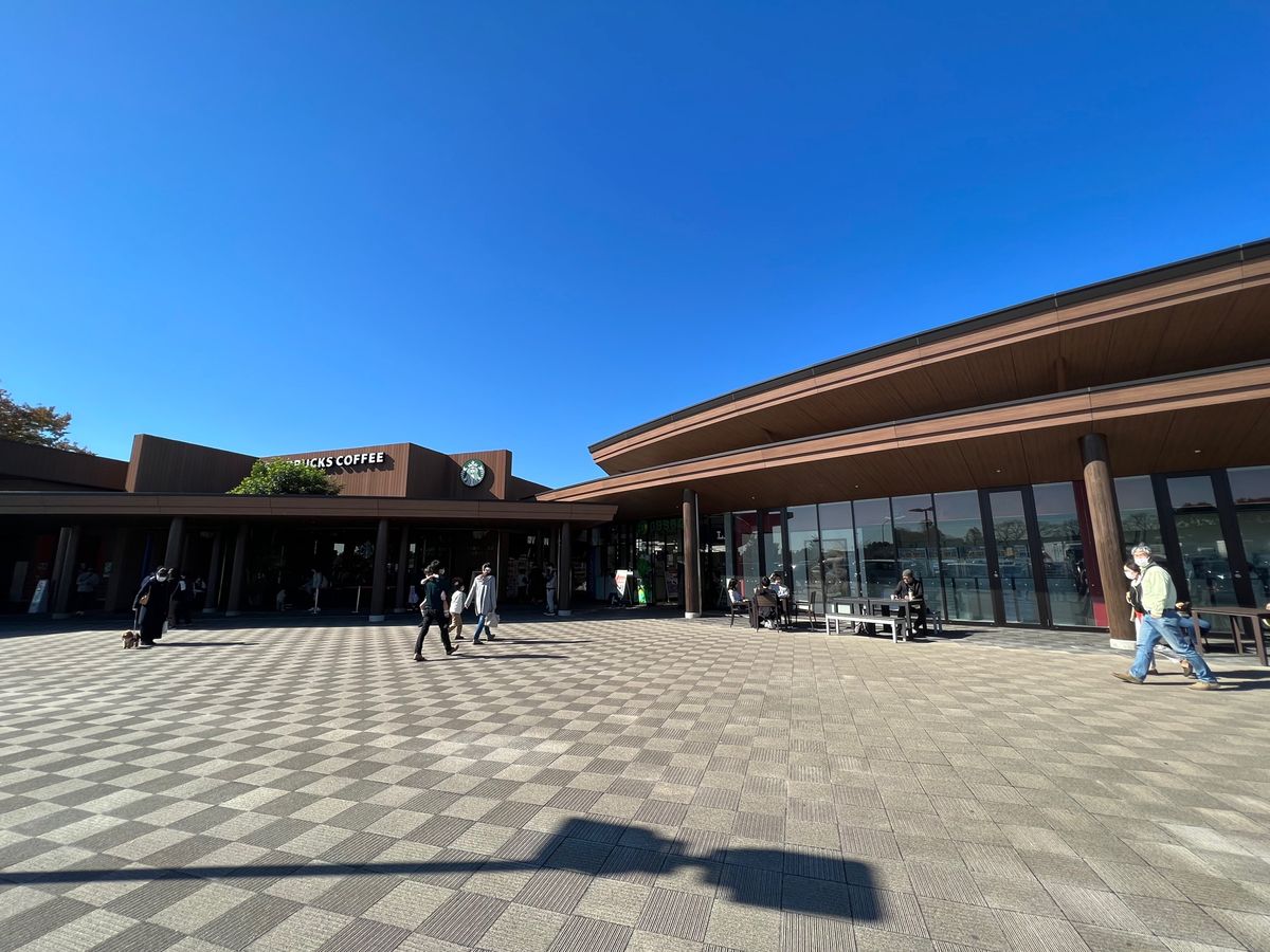 守谷サービスエリアでお昼休憩
めっちゃ綺麗です

子供たちは安定のせたが屋...