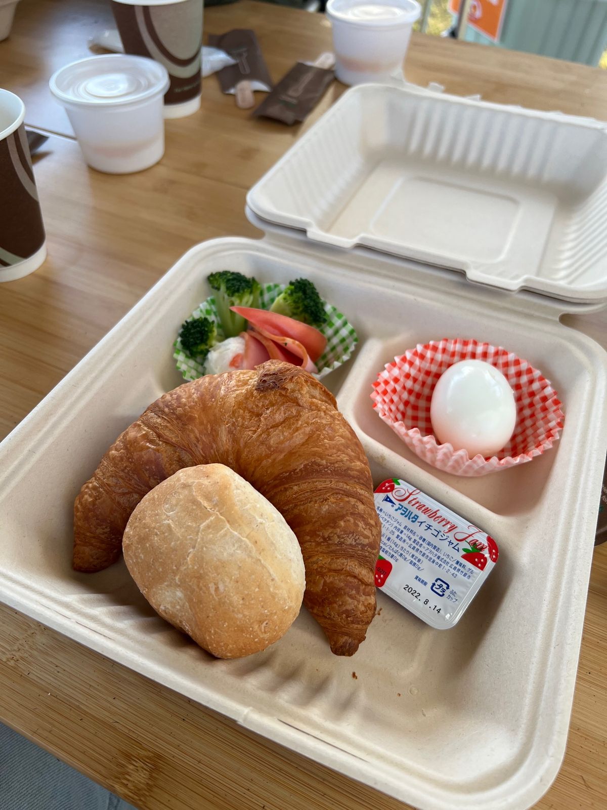 朝ごはんはこんこんな感じ。天気も良くて最高。

パンがさくさくで美味しかっ...