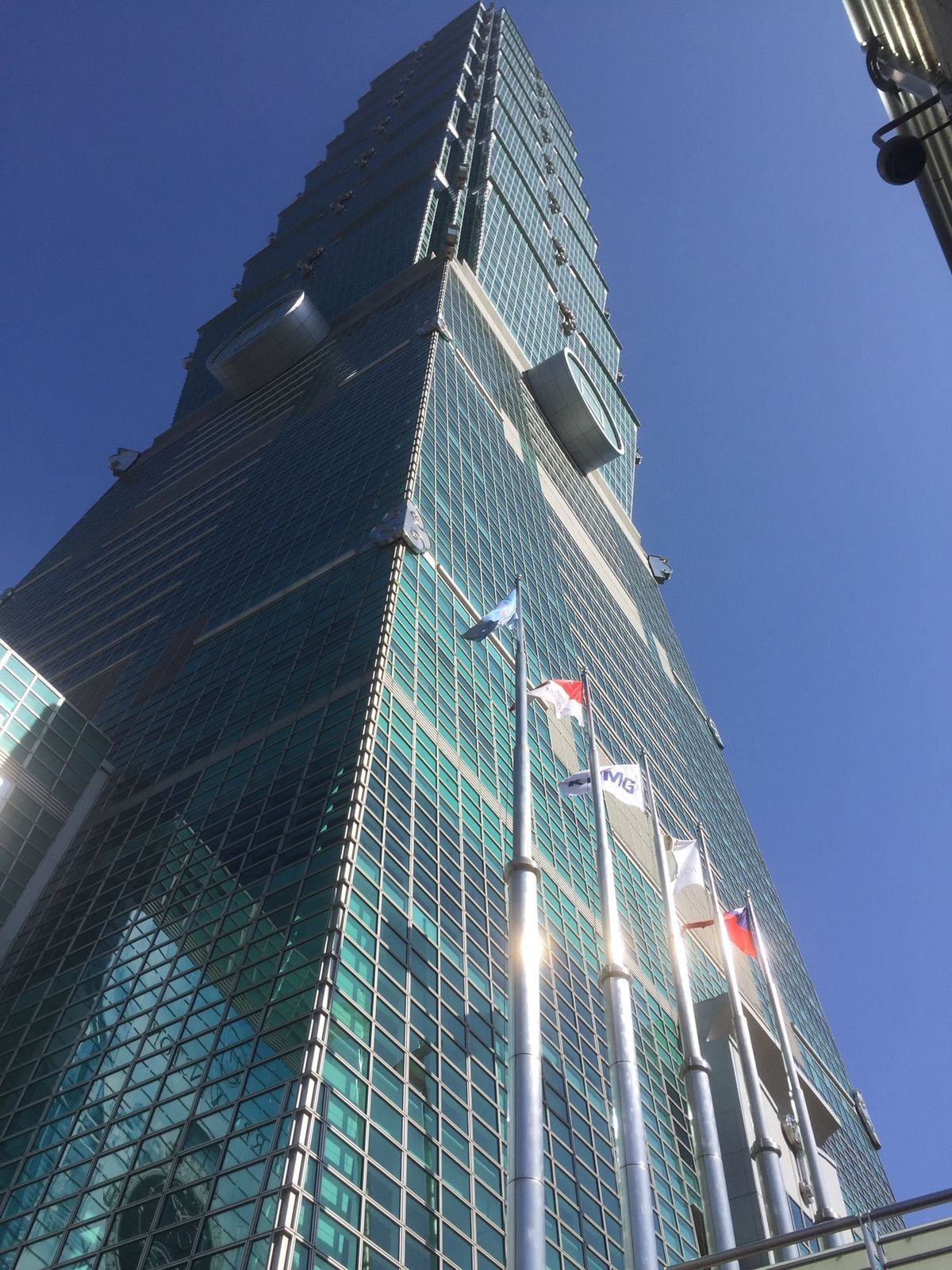 台北101。巨大な制振ダンパーにビックリ。