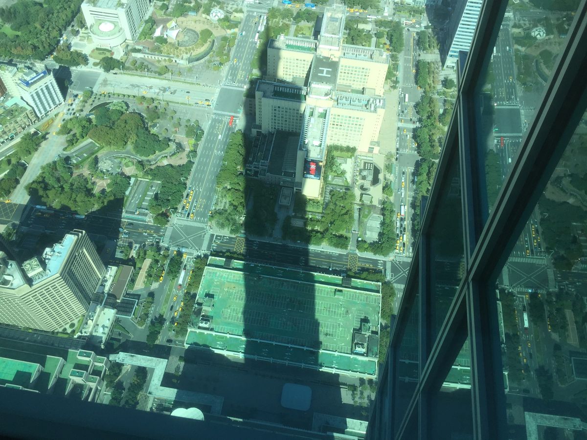 台北101。巨大な制振ダンパーにビックリ。