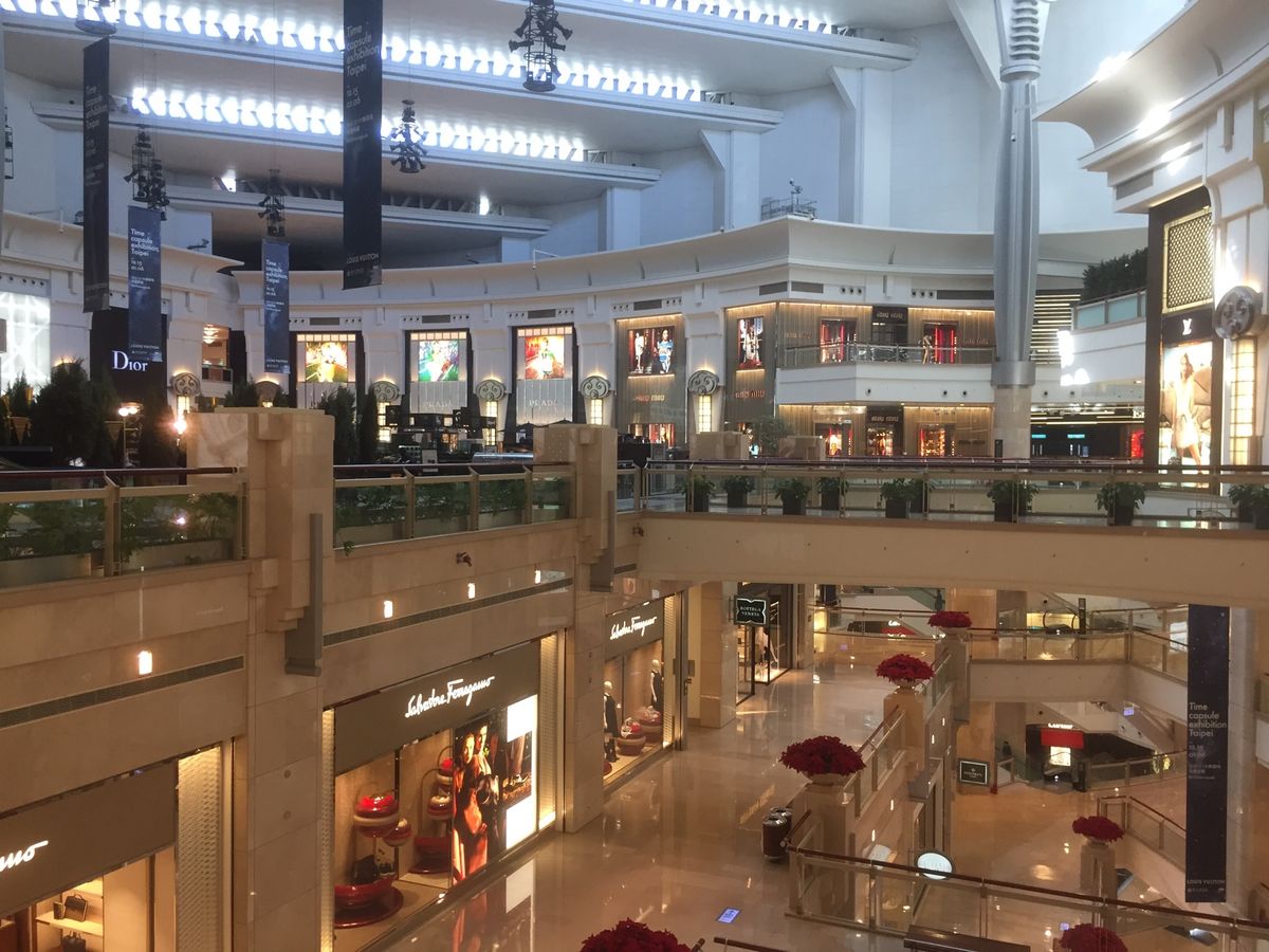 台北101。巨大な制振ダンパーにビックリ。