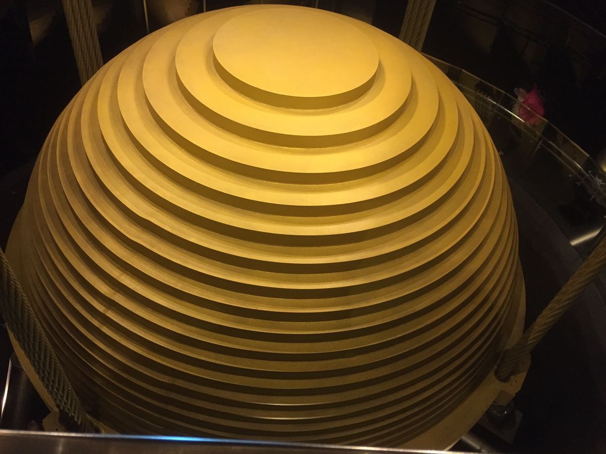 台北101。巨大な制振ダンパーにビックリ。