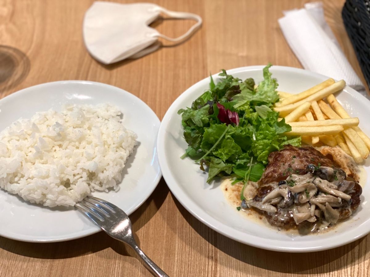 小松空港
海とハクサン

さすがにお昼にパフェじゃお腹が空きすぎてしまって...