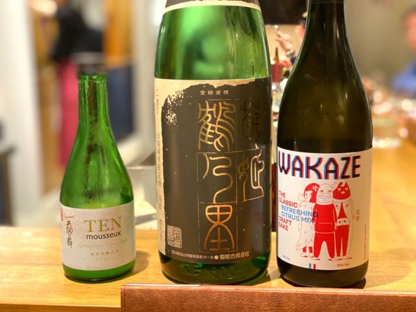 日本・石川県「日帰りはしんどいので前泊する金沢出張」の写真：日本酒バル 金澤酒趣

日本酒は飲み比べ...