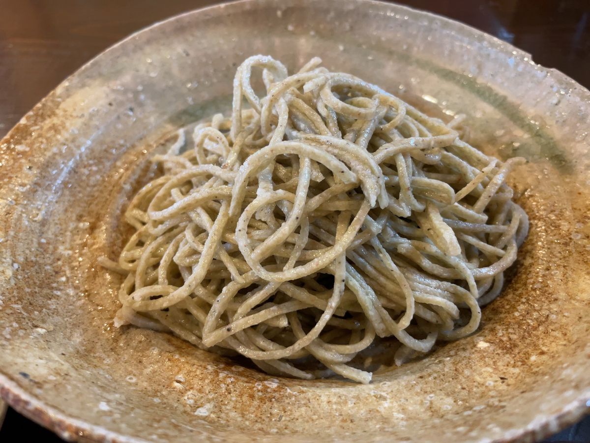 お昼はお蕎麦。手挽きの十割蕎麦でした。