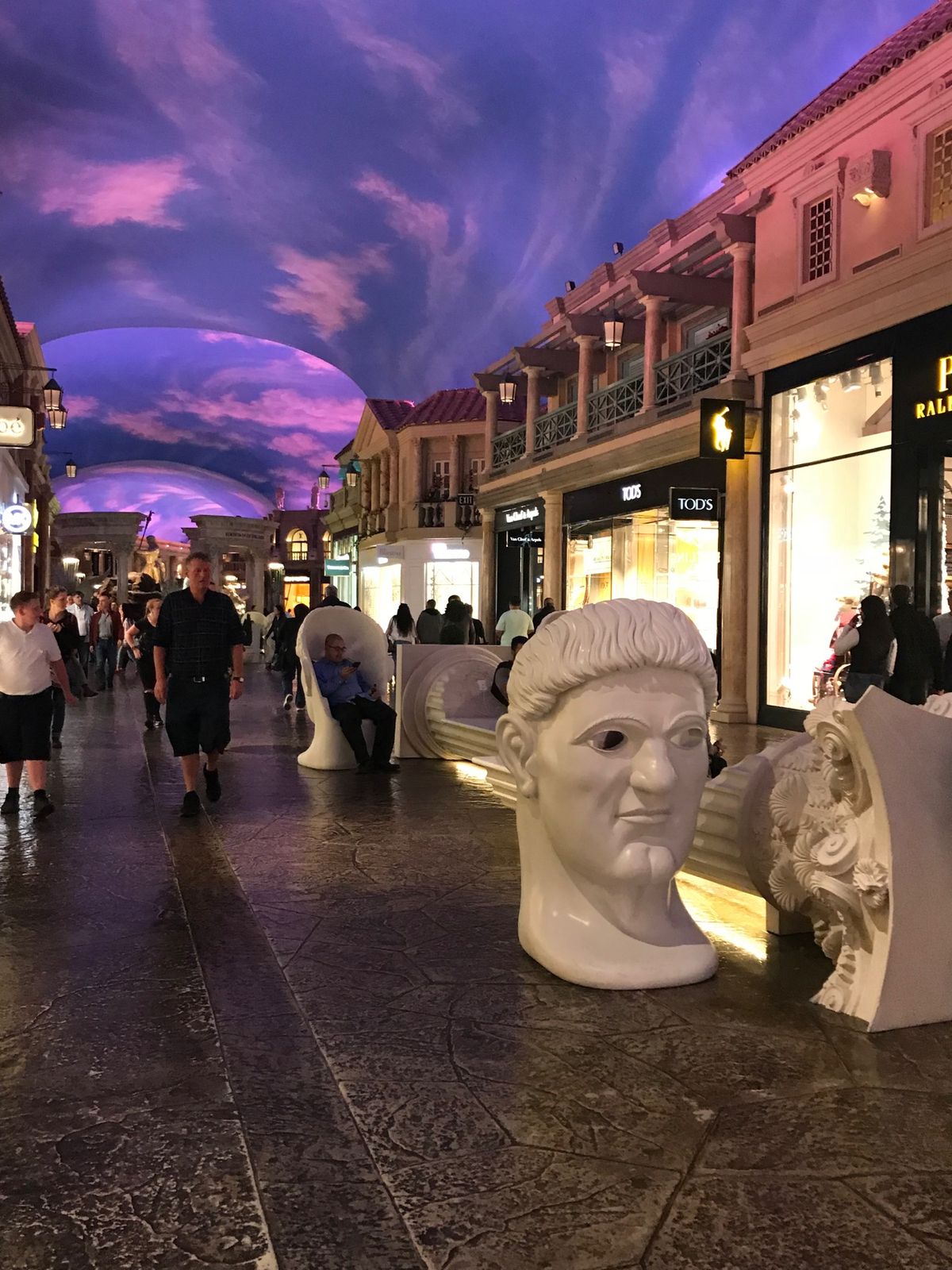 楽しむために作られた街なので、交通などはとっても便利。バフェ（食べ放題）は...