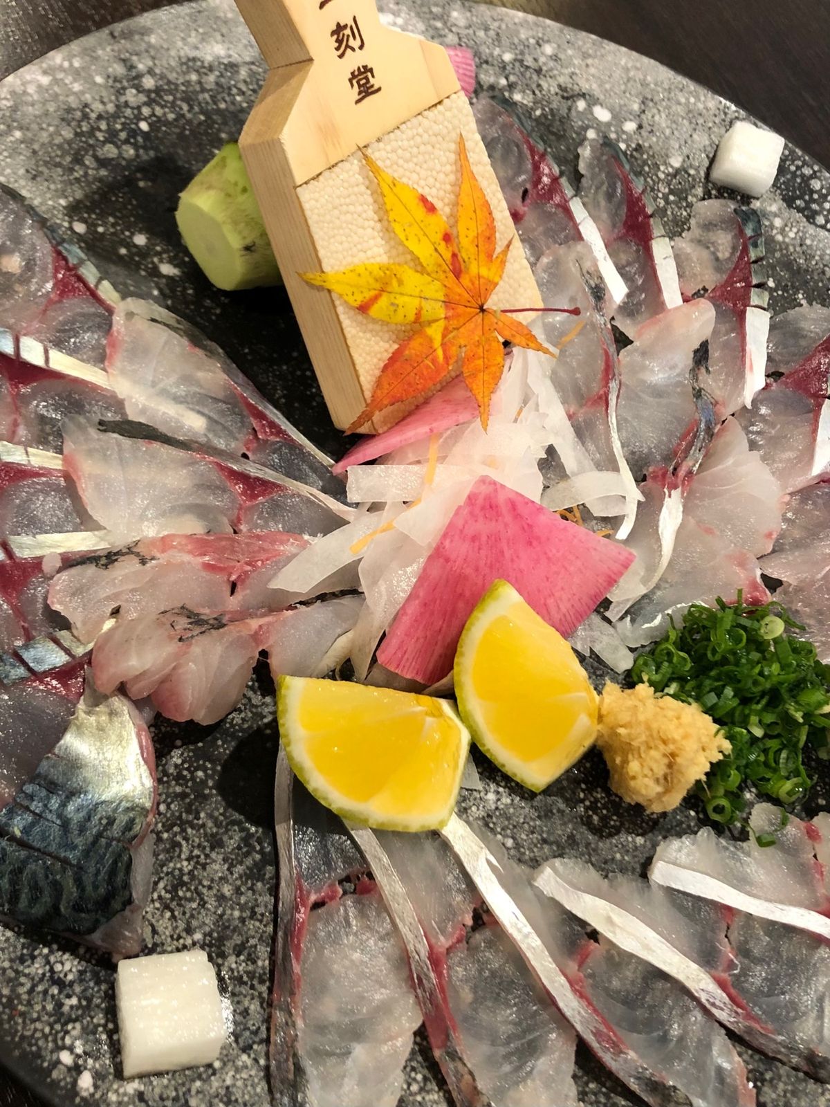 お昼はとよ常で関サバ、関あじをいただく。