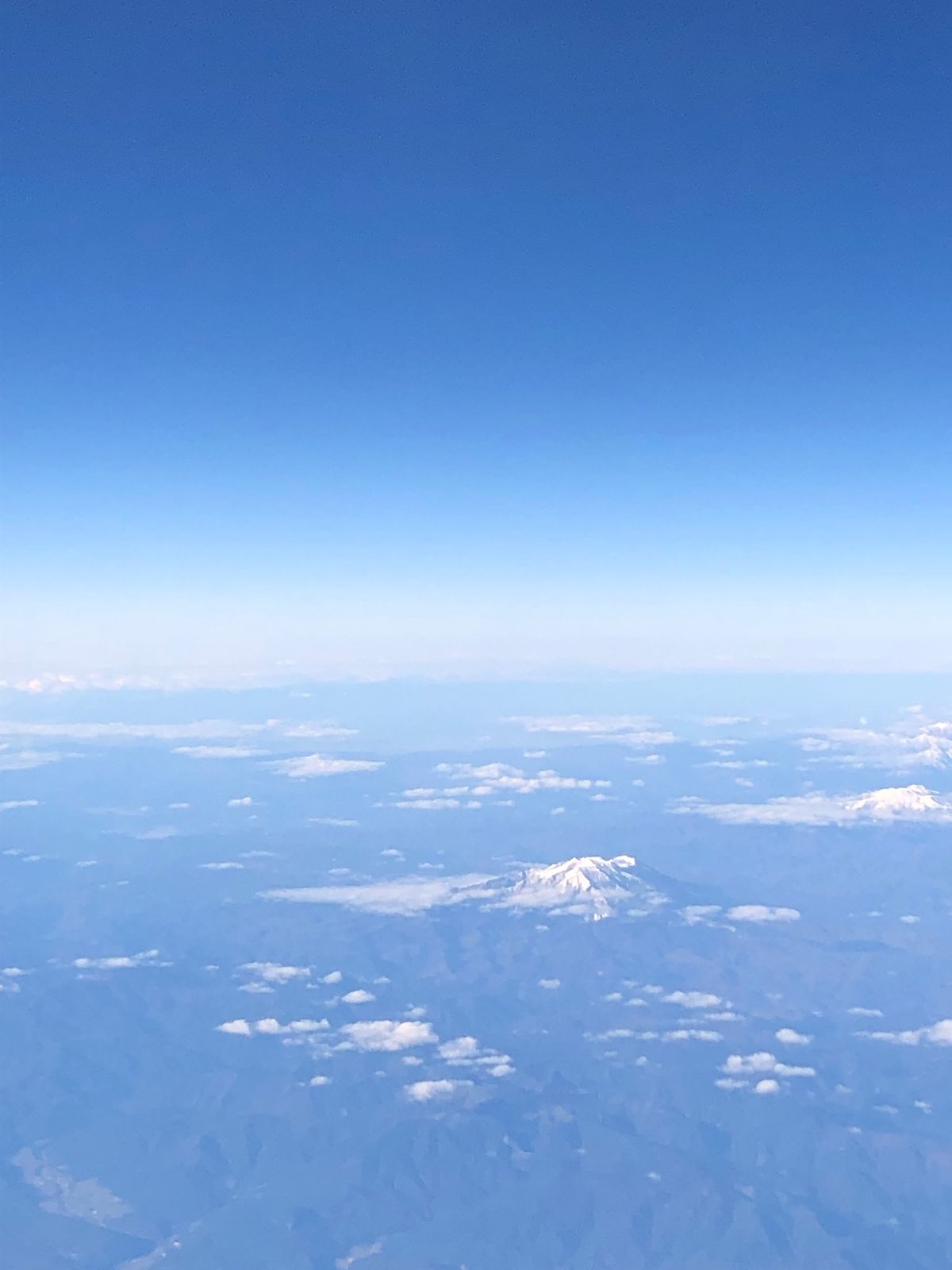 富士山かなー。