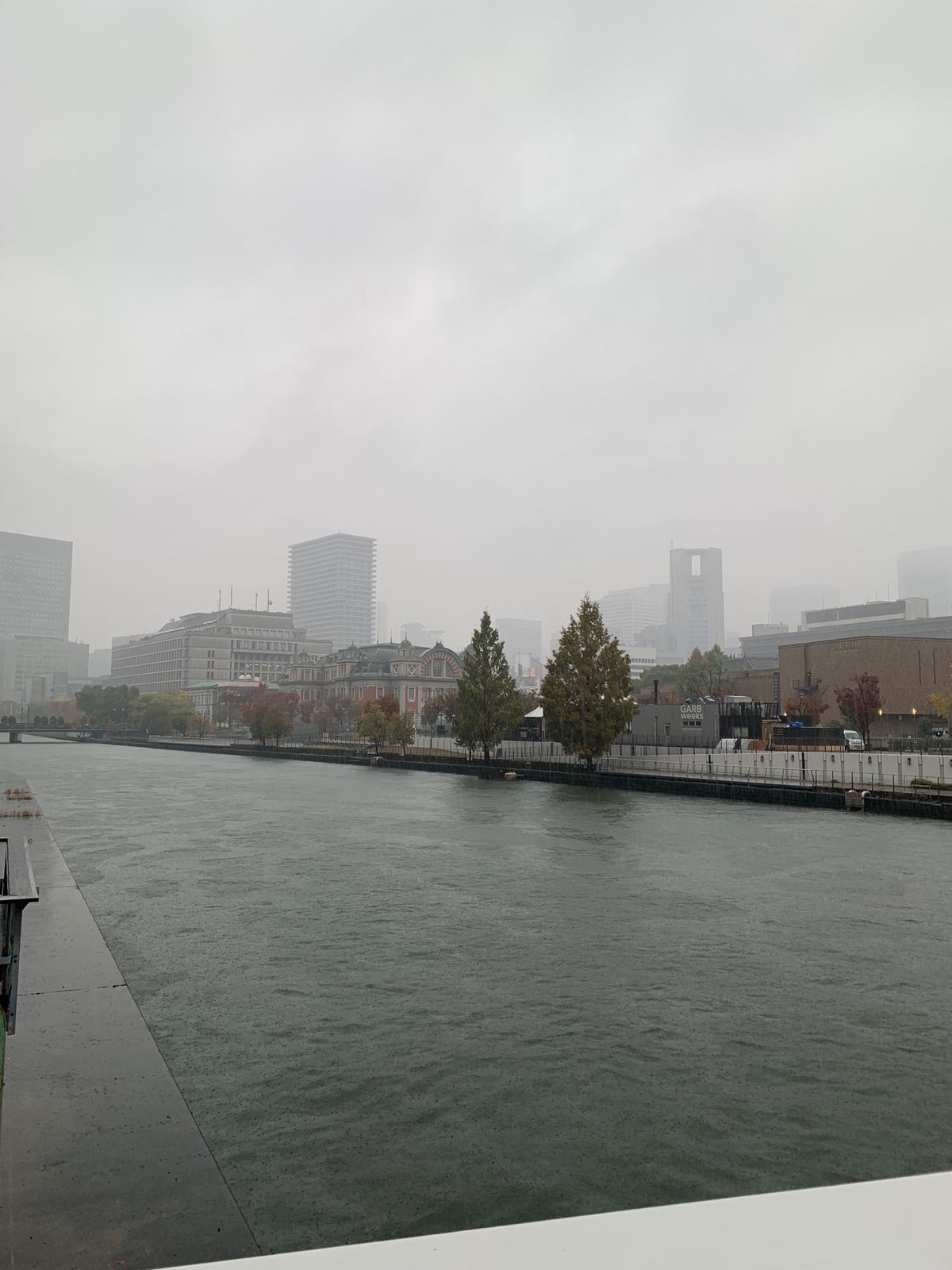 雨がひどくて近くにあったお店に避難して昼食
お店を出たら雨が小降りになって...