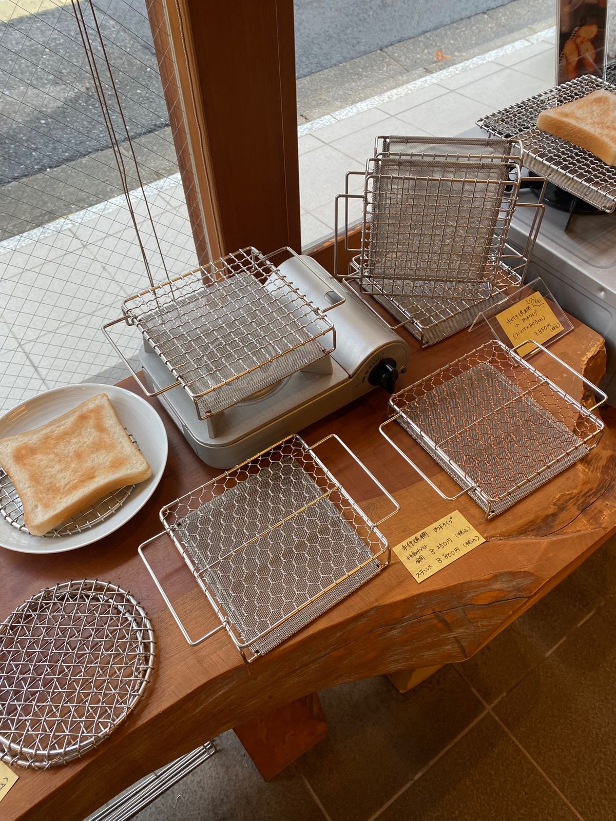 京都

●本能寺跡
●辻和金網の食パン焼き網
●辻和金網の作業場
●沖縄の...