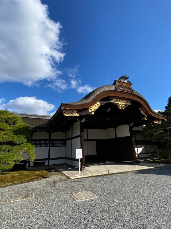 日本・京都府「ちょろっと京都」の写真：京都　御所
●御車寄
●月華門から覗いた...